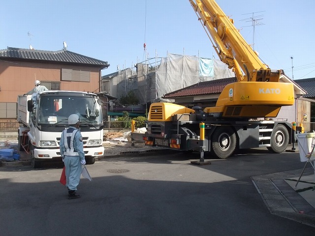 撤去したセメント瓦をクレーンで降ろす